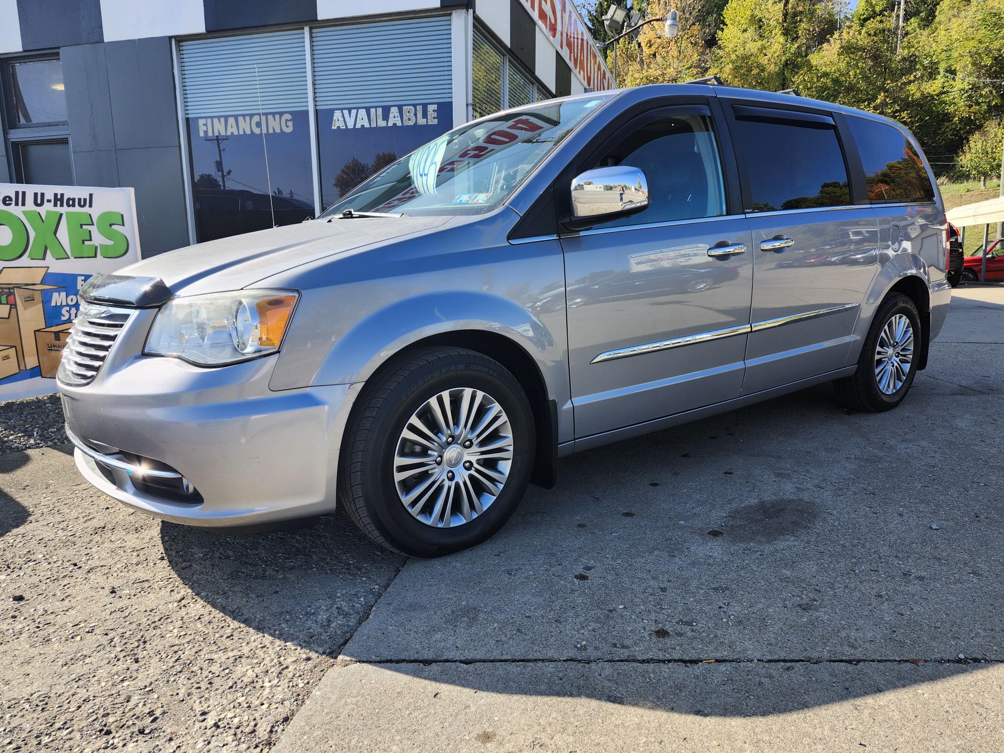 photo of 2013 Chrysler Town & Country Touring-L