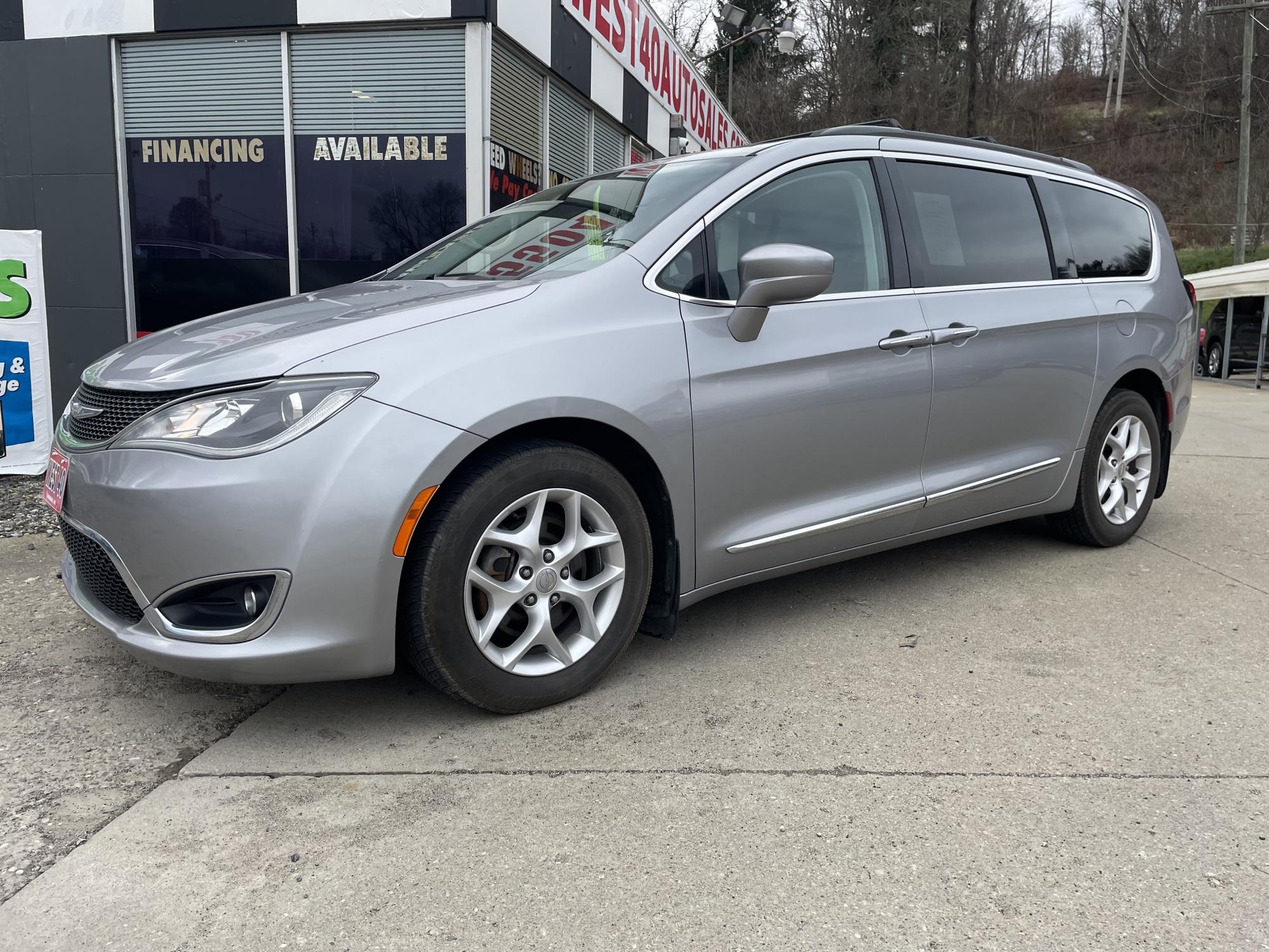 photo of 2017 Chrysler Pacifica Touring